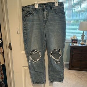 American Eagle Strigid Jeans - distressed. Cropped